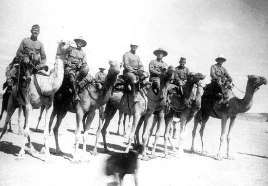 Felderítő lovaglás a sivatagban