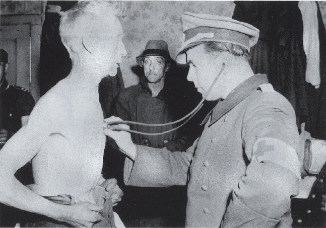 Idős, kórosan sovány német fogoly Rheinsbergben
