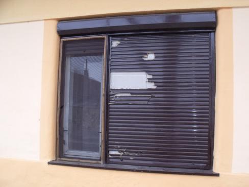 Ezúttal egy magyar család házának ablakait törték be