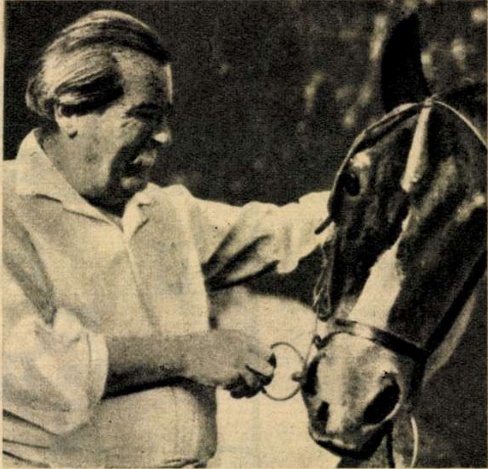 Móricz Zsigmond kedves lovával. Tükör, 1965. február 23.