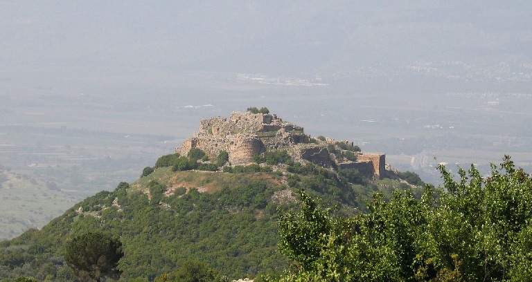 A helyi hagyomány a 800 m magas sziklára épült vár Nimródé, a „hatalmas vadász"-é volt.