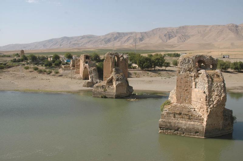 Ismeretlen korú ókori híd maradványai a Tigris folyón 