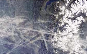 Műholdfelvétel Lyon és Genf környékéről, 2002-ből. A képen feltűnőek az egymást keresztező vonalak és sakktáblaminták